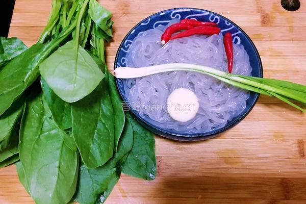 菠菜拌粉条的做法图解1