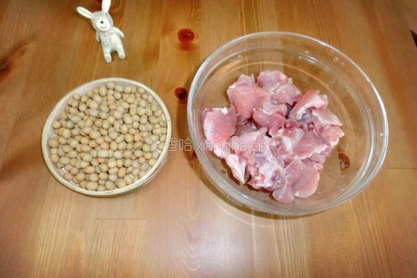 家常黄豆排骨汤的做法图解1
