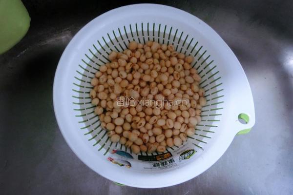 家常黄豆排骨汤的做法图解2