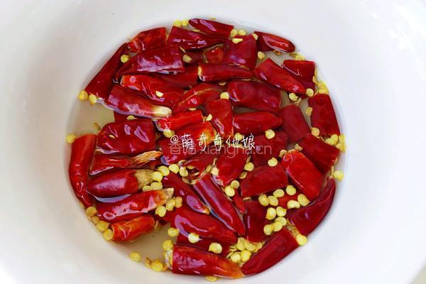 干锅香菇鸡的做法图解3