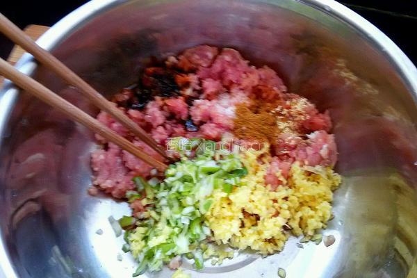 牛肉饺子馅的做法图解4