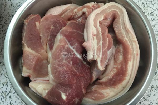 榛蘑杂焖五花肉的做法图解1