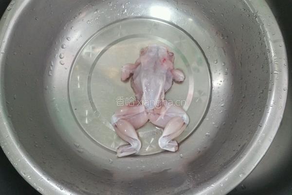 铁板牛蛙的做法图解1