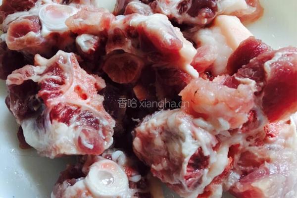 猪尾骨炖冬瓜汤的做法图解1
