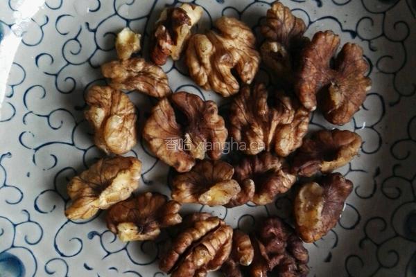 核桃仁拌菠菜的做法图解1