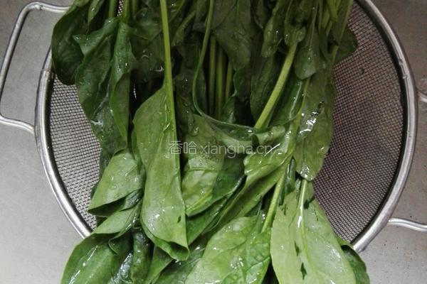 核桃仁拌菠菜的做法图解2