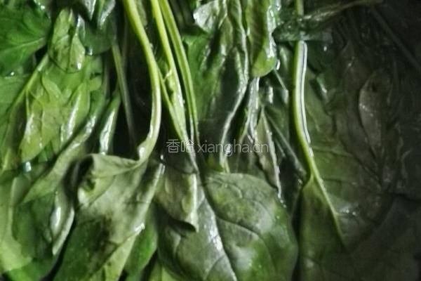 核桃仁拌菠菜的做法图解4