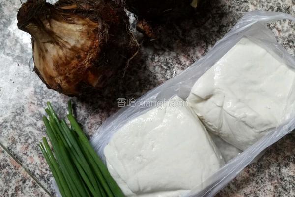 芋头炖豆腐的做法图解1
