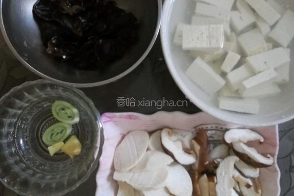 菌菇豆腐煲的做法图解2