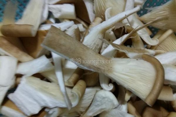 猪肚菇炒香肠的做法图解3