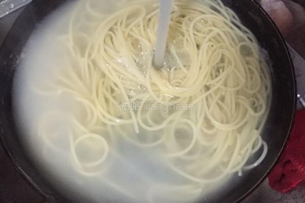 松茸培根炒意面的做法图解4