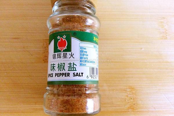 椒盐三文鱼的做法图解1