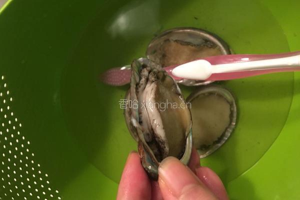 鲍鱼仔鸡汤的做法图解2