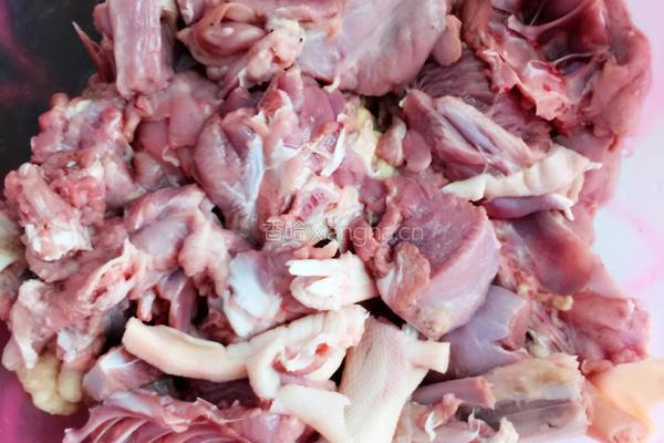 鲜美竹笋鸭肉煲的做法图解3