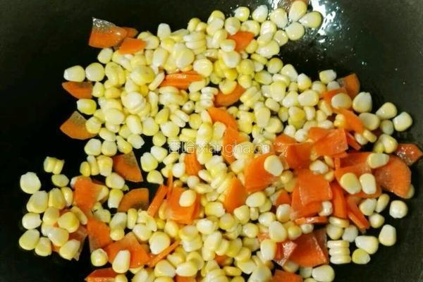 玉米肉丁炒红萝卜的做法图解3