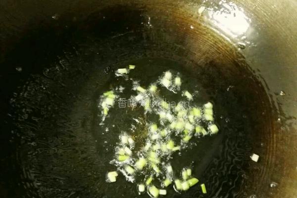 玉米肉丁炒红萝卜的做法图解4