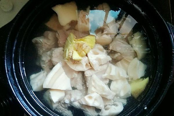 排骨莲藕山药汤的做法图解5