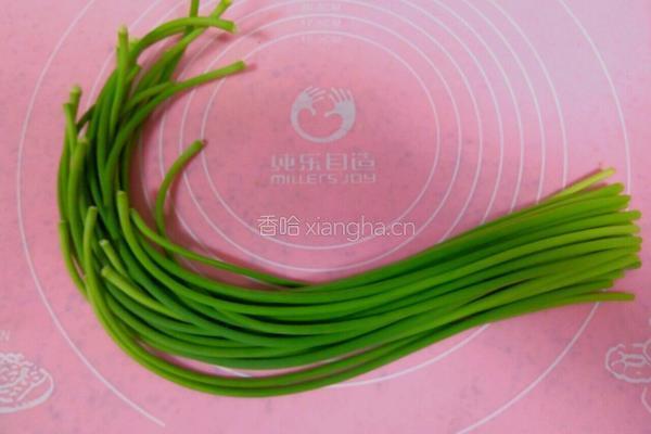 腌糖醋蒜苔的做法图解1