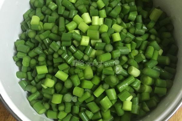 老干妈肉末炒蒜苗的做法图解2