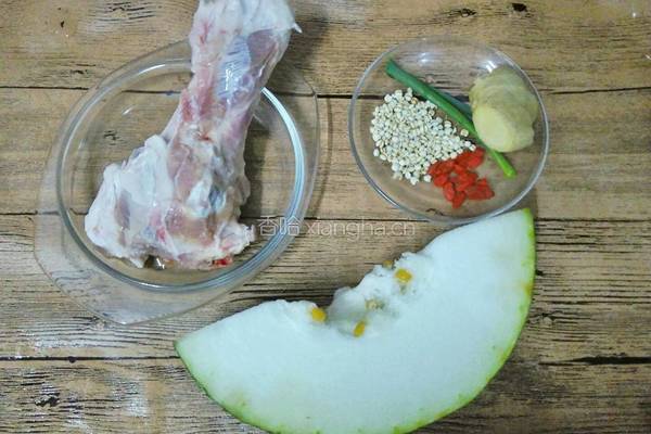 冬瓜薏仁棒骨汤的做法图解1