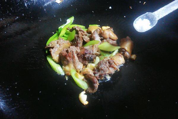 芹菜炒鸭肉的做法图解5