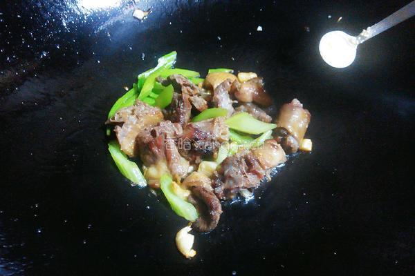 芹菜炒鸭肉的做法图解6