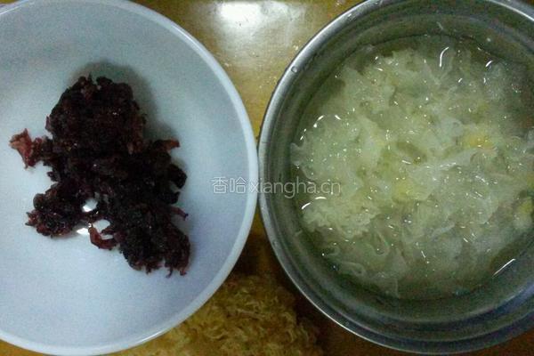 银耳玫瑰羹的做法图解2
