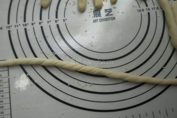 炸小麻花的做法图解7