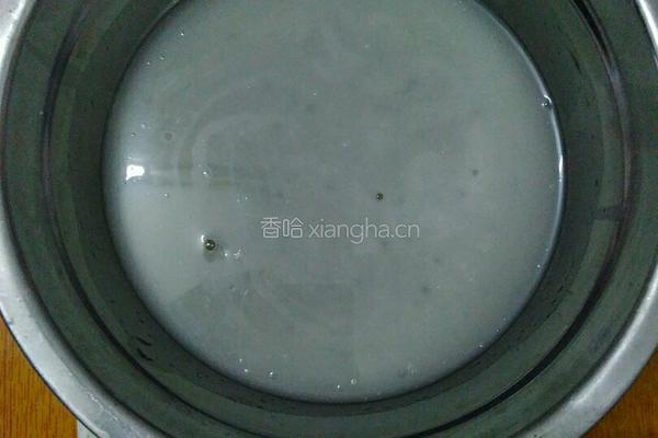 豆沙蛋黄酥的做法图解2