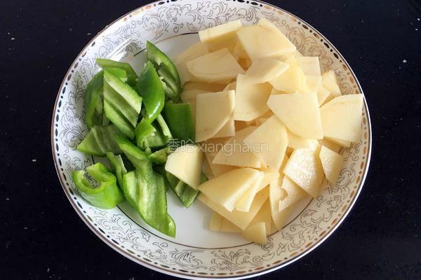 青椒肉炒土豆片的做法图解2