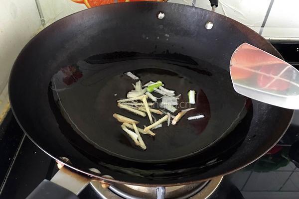 青椒肉炒土豆片的做法图解3