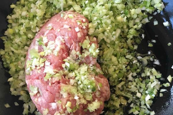 芹菜圆白菜肉包子的做法图解2