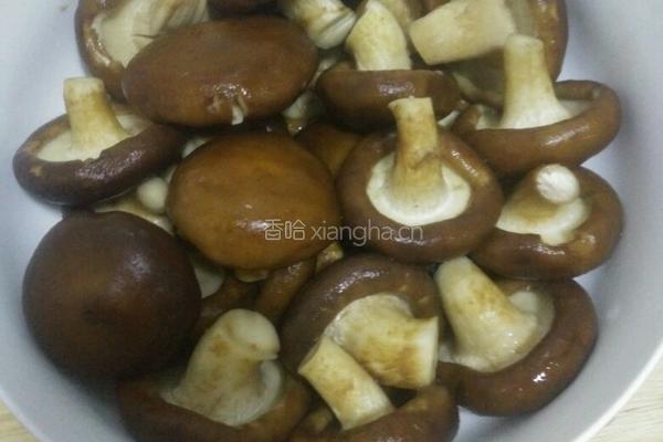 香菇炒五花肉的做法图解1