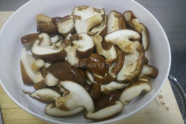 香菇炒五花肉的做法图解2