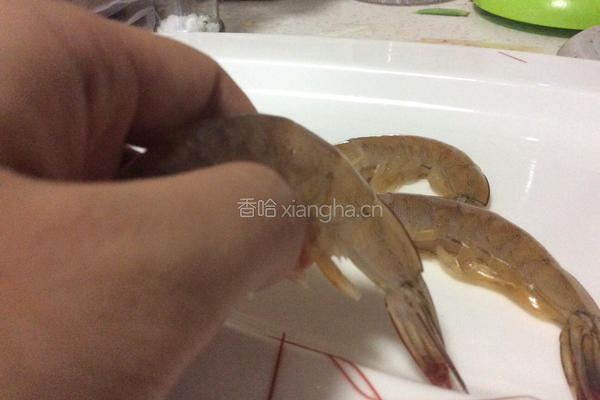牙签去虾线的做法图解1