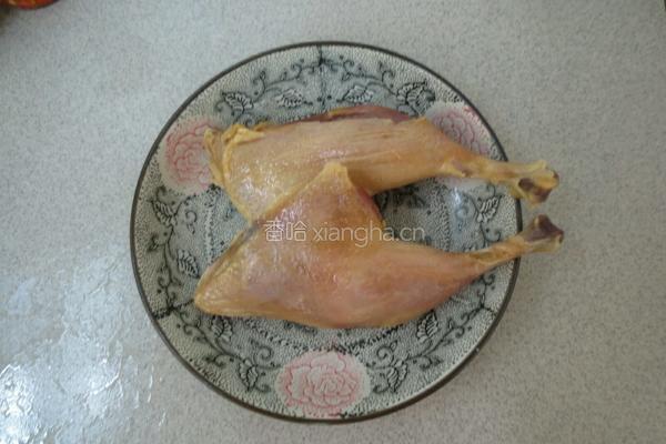 蒸腊鸡腿的做法图解1