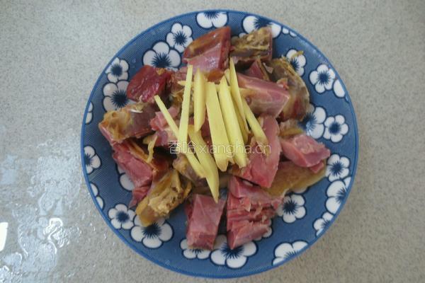 蒸腊鸡腿的做法图解3