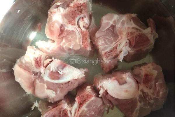 海带猪骨汤的做法图解1
