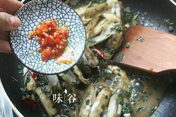 辣酱紫苏炒蛏子的做法图解6