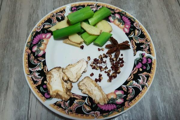 当归炖鸡的做法图解3