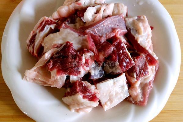 煮牛肉汤的做法图解1