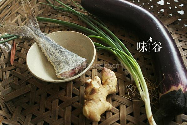 咸鱼茄瓜煲的做法图解1