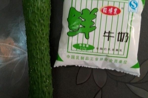 黄瓜牛奶汁的做法图解1