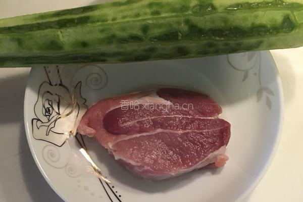 肉片丝瓜的做法图解1