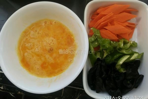 胡萝卜木耳炒鸭蛋的做法图解1