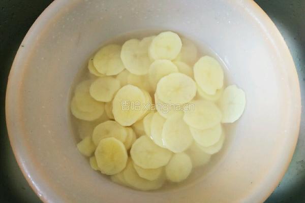 糖醋土豆片的做法图解2