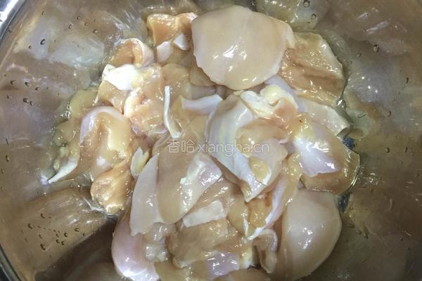 嫩滑香菇蒸鸡腿肉的做法图解2