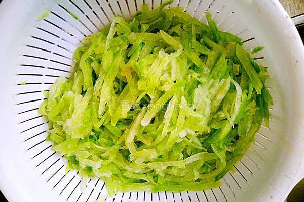 绿萝卜猪肉大馅水饺的做法图解8