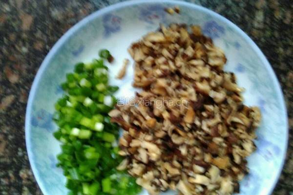 香菇焖肉酱的做法图解2