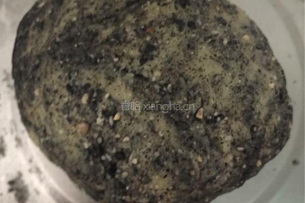 黑芝麻核桃饼干的做法图解3